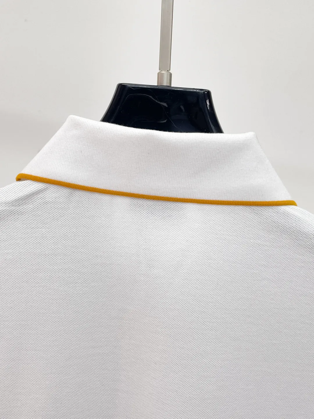BURBERRY New Arrival Polo shirt, complete with three labels, original fabric, original customized accessories, official Same Style, using 210 grams of pure cotton pique fabric, customized same-tank dyed fabric, very comfortable and smooth to the touch, very wide and stylish, produced by a first-line brand on behalf of Factory, imported Behringer embroidery machine, embroidery is full and textured, imported Kangli direct-injection machine, printing is clear and textured, the collar rib is woven with imported yarn It will not lose shape after being worn for a long time. It is the most New Arrival style in spring and summer. It is fashionable and individual. It is super Versatile and looks good. It is very suitable for both men and women. It is a must-have for everyone. Size: S-XXL